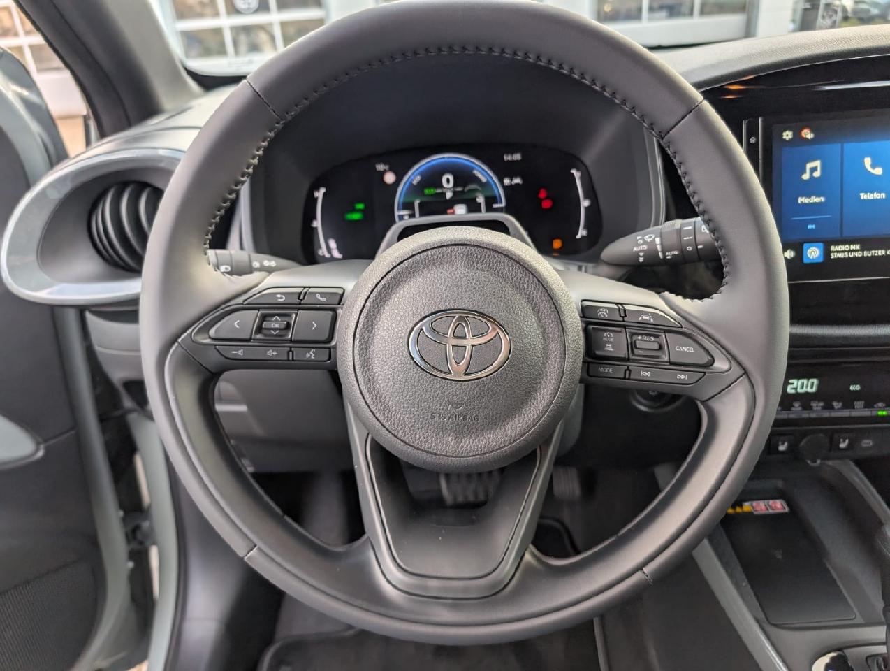 Foto 1 - Aygo X Hybrid Teamplayer, urban khaki