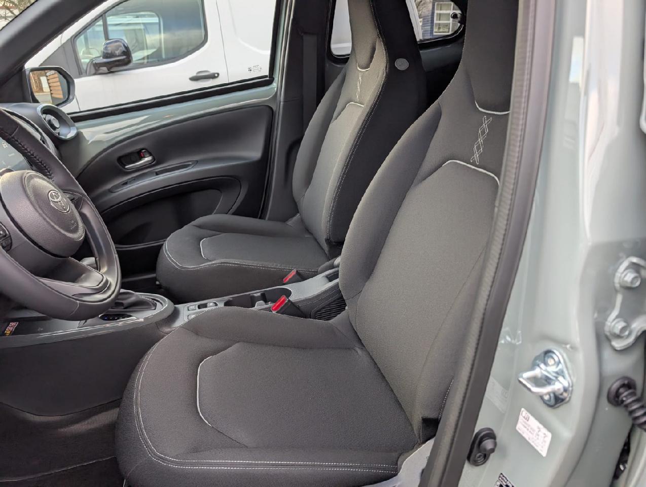 Foto 1 - Aygo X Hybrid Teamplayer, urban khaki