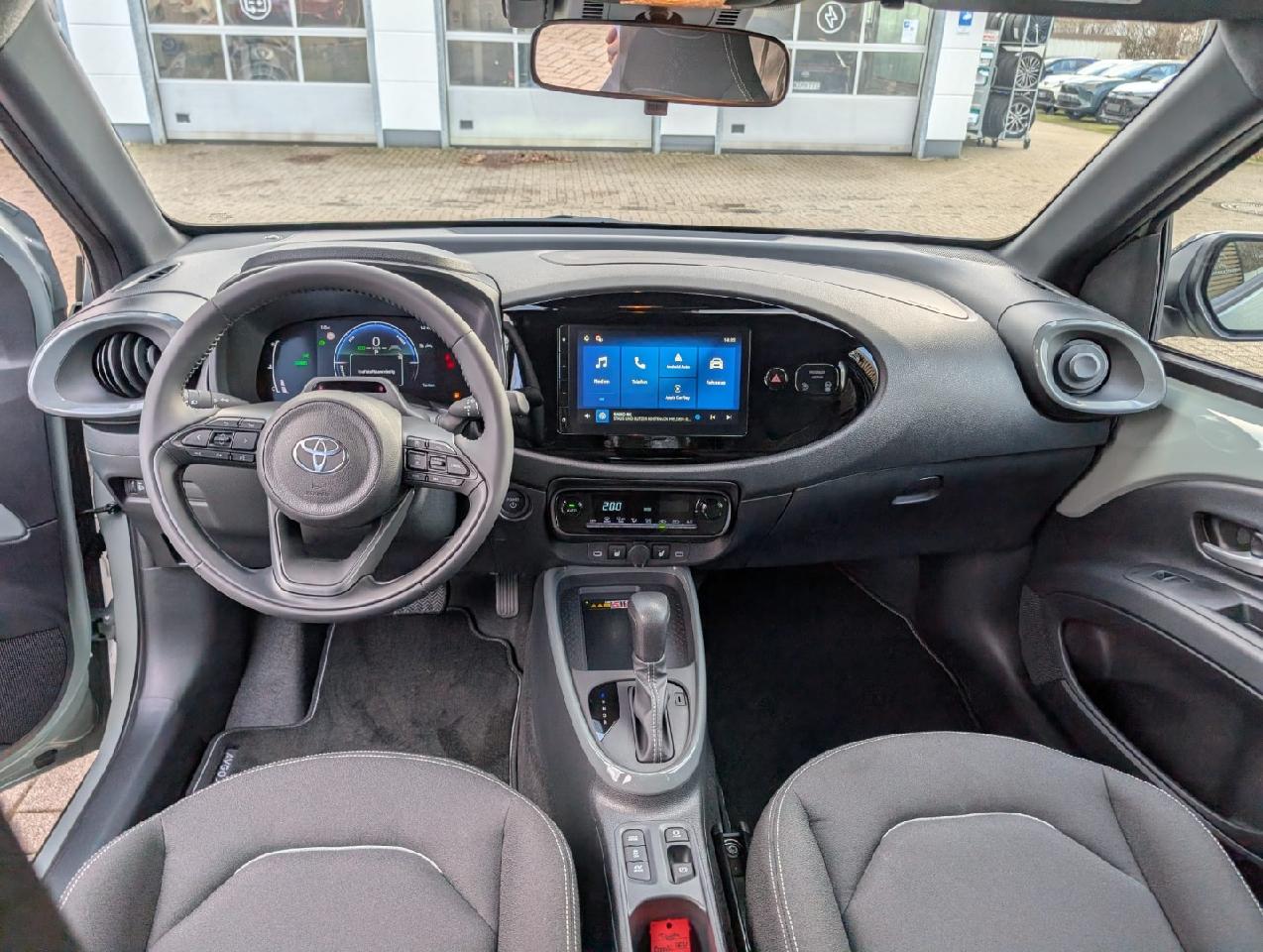 Foto 1 - Aygo X Hybrid Teamplayer, urban khaki